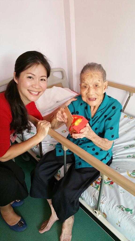 Tracy Ong Hui Jing visiting elderly in Old Folks Home during CNY
